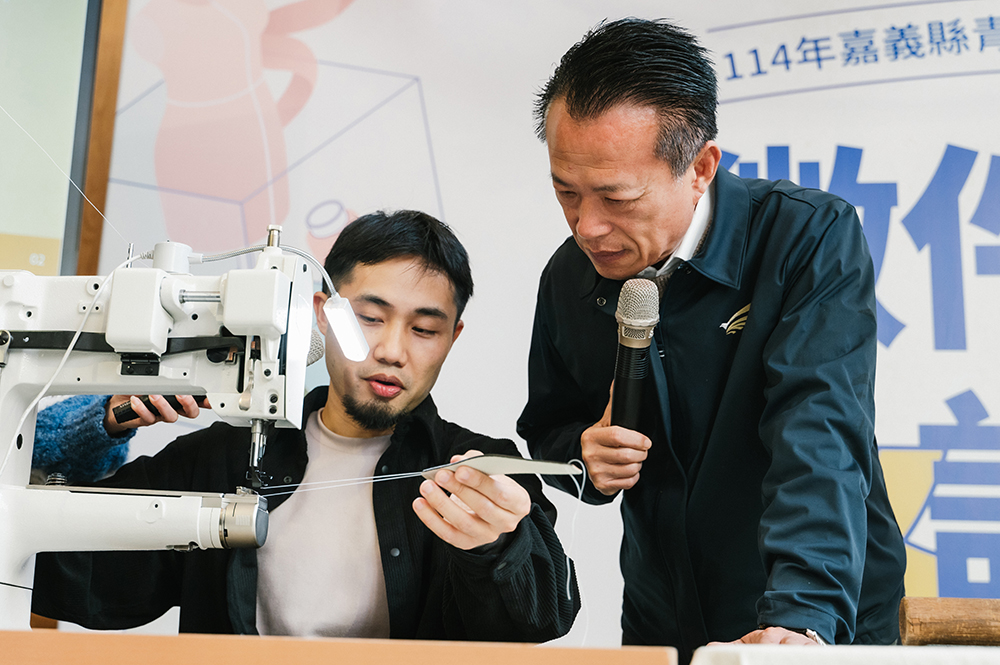 與青年共同體驗皮革製作
